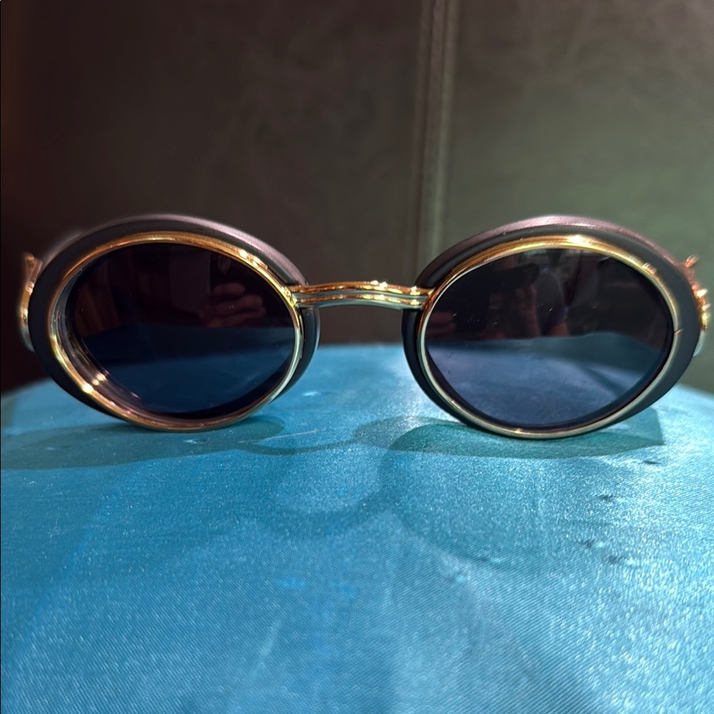 Elegant Gianfranco Ferre Black and Gold Sunglasses. UNISEX